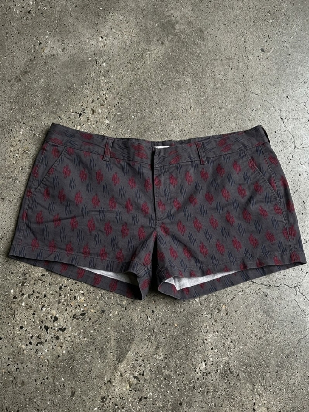 Khakis By GAP Women's Charcoal Shorts with Red & Navy Pattern Size 18
